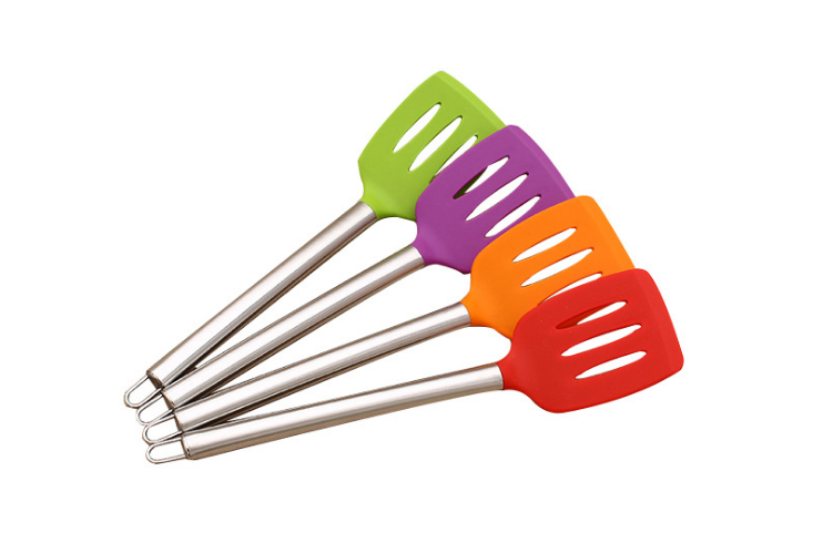 硅膠廚具耐高溫性能性能非常好，在高溫環境下不會產生毒物質