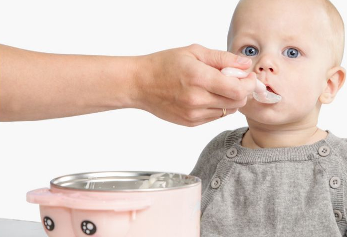 寶寶可以用硅膠勺子嗎-嬰兒用硅膠勺子安全嗎對孩子的身體好嗎，寶寶六個月以后，就可以添加輔食了，添加輔食對于小寶寶來說，可是打開了新世界的大門，他們可以用味蕾體驗這個豐富多彩的世界，品嘗媽媽精心準備的各種美食。寶寶在品嘗美味輔食之前還需要一把打開新世界大門的鑰匙，一把好用的硅膠勺子。相對于怎么給寶寶選擇奶瓶啊、選擇碗啊，給寶寶選擇一把合適的硅膠勺子更有講究！因為寶寶使用的勺子是什么材質、款式，包括其功能，這都是需要家長去考慮關注的問題！那么，寶寶可以用硅膠勺子嗎-嬰兒用硅膠勺子安全嗎對孩子的身體好嗎？