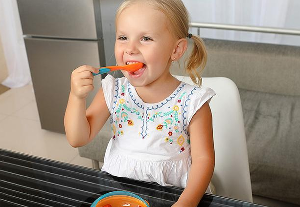 寶寶可以用硅膠勺子嗎-嬰兒用硅膠勺子安全嗎對孩子的身體好嗎，寶寶六個月以后，就可以添加輔食了，添加輔食對于小寶寶來說，可是打開了新世界的大門，他們可以用味蕾體驗這個豐富多彩的世界，品嘗媽媽精心準備的各種美食。寶寶在品嘗美味輔食之前還需要一把打開新世界大門的鑰匙，一把好用的硅膠勺子。相對于怎么給寶寶選擇奶瓶啊、選擇碗啊，給寶寶選擇一把合適的硅膠勺子更有講究！因為寶寶使用的勺子是什么材質、款式，包括其功能，這都是需要家長去考慮關注的問題！那么，寶寶可以用硅膠勺子嗎-嬰兒用硅膠勺子安全嗎對孩子的身體好嗎？