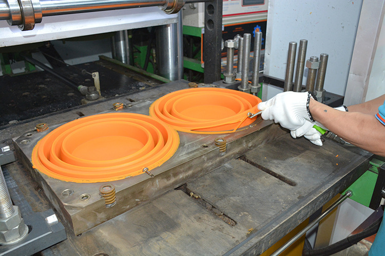 硅膠折疊桶4套模具生產(chǎn)中 硅膠折疊桶4套模具生產(chǎn)中